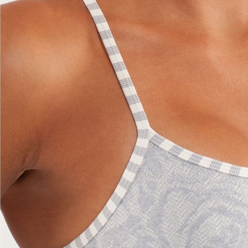 Lululemon Flow Y Bra IV Rose Herringbone Polar Cream/Heathered Silver 4 - Picture 3 of 8